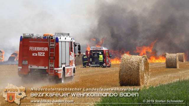 20190705 Abgeerntetes Feld sowie mehrere Rund-Stroballen bei Weigelsdorf abgebrannt  Foto:  Stefan Schneider BFK Baden