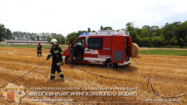 20190705 Abgeerntetes Feld sowie mehrere Rund-Stroballen bei Weigelsdorf abgebrannt  Foto:  Stefan Schneider BFK Baden