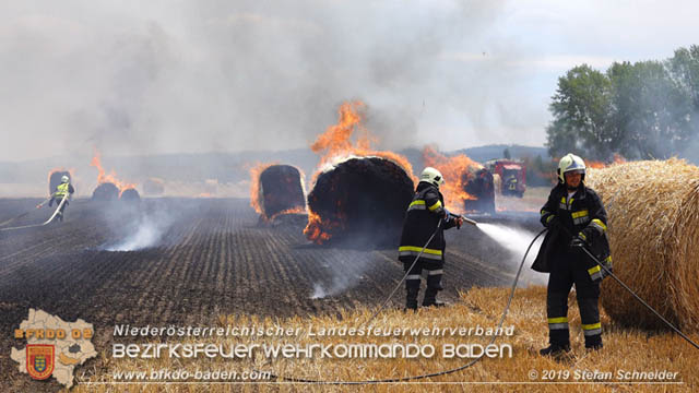 20190705 Abgeerntetes Feld sowie mehrere Rund-Stroballen bei Weigelsdorf abgebrannt  Foto:  Stefan Schneider BFK Baden