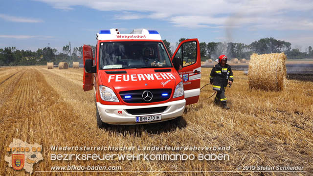 20190705 Abgeerntetes Feld sowie mehrere Rund-Stroballen bei Weigelsdorf abgebrannt  Foto:  Stefan Schneider BFK Baden