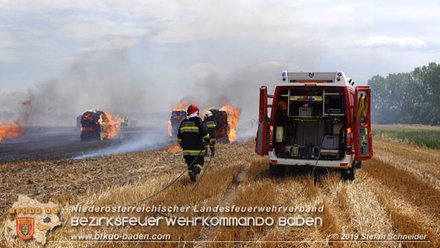 20190705 Abgeerntetes Feld sowie mehrere Rund-Stroballen bei Weigelsdorf abgebrannt Foto: © Stefan Schneider BFK Baden 20190705 Abgeerntetes Feld sowie mehrere Rund-Stroballen bei Weigelsdorf abgebrannt Foto: © Stefan Schneider BFK Baden