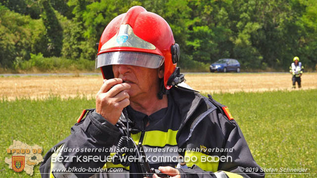 20190705 Abgeerntetes Feld sowie mehrere Rund-Stroballen bei Weigelsdorf abgebrannt  Foto:  Stefan Schneider BFK Baden