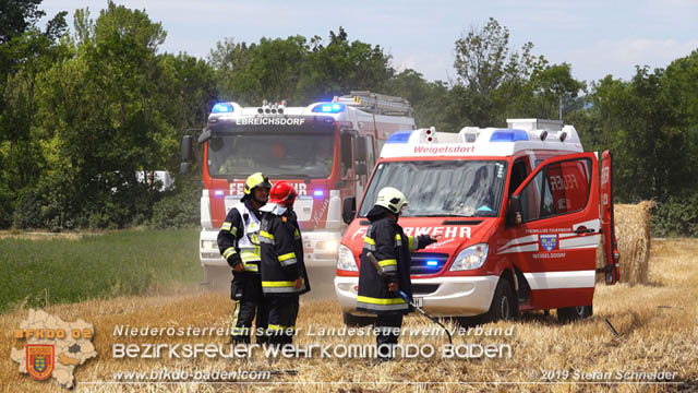 20190705 Abgeerntetes Feld sowie mehrere Rund-Stroballen bei Weigelsdorf abgebrannt  Foto:  Stefan Schneider BFK Baden