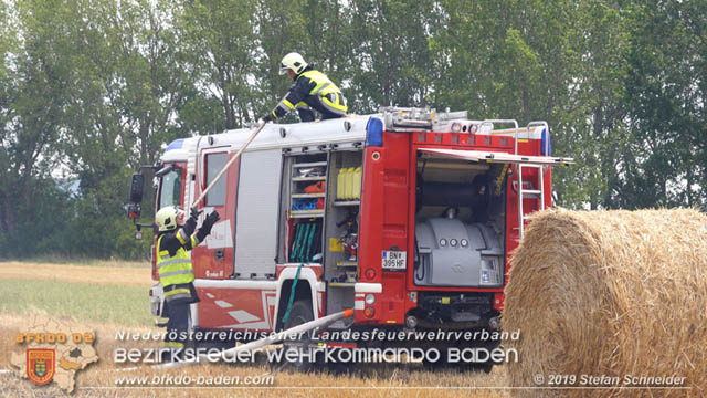 20190705 Abgeerntetes Feld sowie mehrere Rund-Stroballen bei Weigelsdorf abgebrannt  Foto:  Stefan Schneider BFK Baden