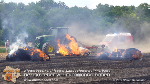 20190705 Abgeerntetes Feld sowie mehrere Rund-Stroballen bei Weigelsdorf abgebrannt Foto: © Stefan Schneider BFK Baden 20190705 Abgeerntetes Feld sowie mehrere Rund-Stroballen bei Weigelsdorf abgebrannt Foto: © Stefan Schneider BFK Baden