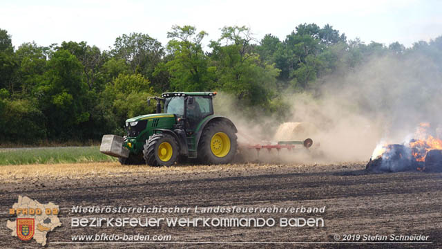 20190705 Abgeerntetes Feld sowie mehrere Rund-Stroballen bei Weigelsdorf abgebrannt  Foto:  Stefan Schneider BFK Baden