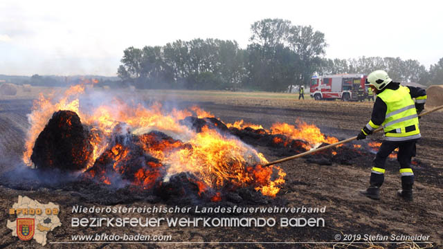 20190705 Abgeerntetes Feld sowie mehrere Rund-Stroballen bei Weigelsdorf abgebrannt  Foto:  Stefan Schneider BFK Baden