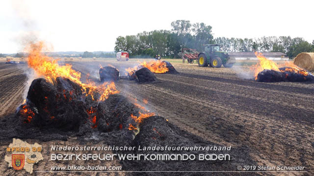 20190705 Abgeerntetes Feld sowie mehrere Rund-Stroballen bei Weigelsdorf abgebrannt Foto: © Stefan Schneider BFK Baden 20190705 Abgeerntetes Feld sowie mehrere Rund-Stroballen bei Weigelsdorf abgebrannt Foto: © Stefan Schneider BFK Baden