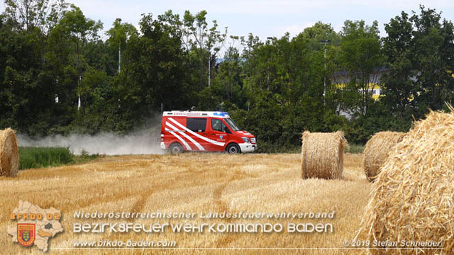 20190705 Abgeerntetes Feld sowie mehrere Rund-Stroballen bei Weigelsdorf abgebrannt  Foto:  Stefan Schneider BFK Baden