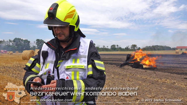 20190705 Abgeerntetes Feld sowie mehrere Rund-Stroballen bei Weigelsdorf abgebrannt  Foto:  Stefan Schneider BFK Baden