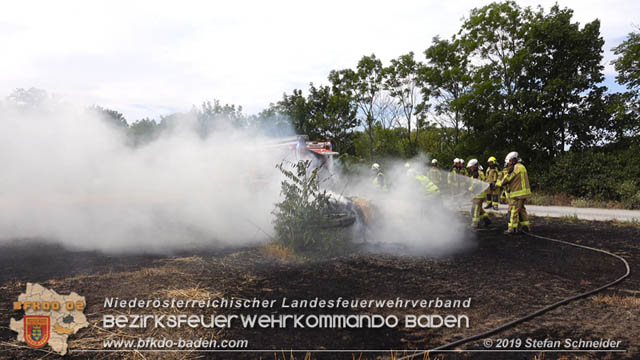 20190705 Abgeerntetes Feld sowie mehrere Rund-Stroballen bei Weigelsdorf abgebrannt  Foto:  Stefan Schneider BFK Baden