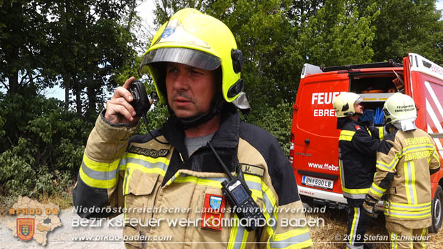 20190705 Abgeerntetes Feld sowie mehrere Rund-Stroballen bei Weigelsdorf abgebrannt  Foto:  Stefan Schneider BFK Baden