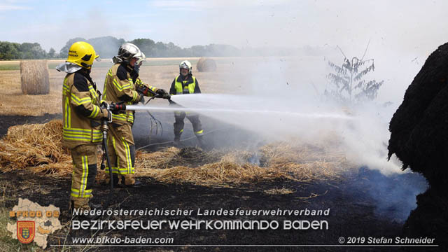 20190705 Abgeerntetes Feld sowie mehrere Rund-Stroballen bei Weigelsdorf abgebrannt Foto: © Stefan Schneider BFK Baden 20190705 Abgeerntetes Feld sowie mehrere Rund-Stroballen bei Weigelsdorf abgebrannt Foto: © Stefan Schneider BFK Baden