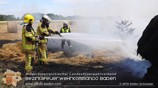 20190705 Abgeerntetes Feld sowie mehrere Rund-Stroballen bei Weigelsdorf abgebrannt  Foto:  Stefan Schneider BFK Baden