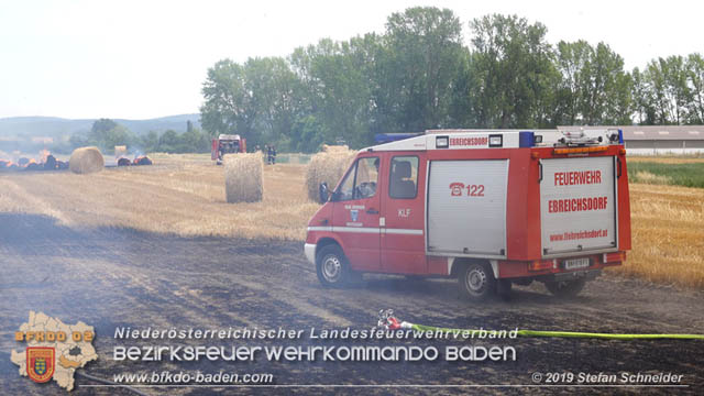 20190705 Abgeerntetes Feld sowie mehrere Rund-Stroballen bei Weigelsdorf abgebrannt  Foto:  Stefan Schneider BFK Baden