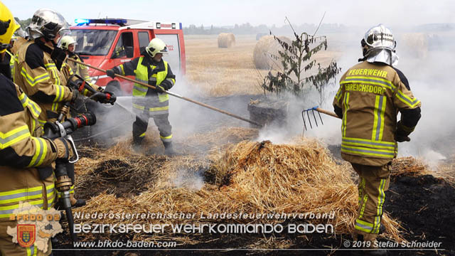 20190705 Abgeerntetes Feld sowie mehrere Rund-Stroballen bei Weigelsdorf abgebrannt  Foto:  Stefan Schneider BFK Baden