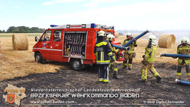 20190705 Abgeerntetes Feld sowie mehrere Rund-Stroballen bei Weigelsdorf abgebrannt  Foto:  Stefan Schneider BFK Baden