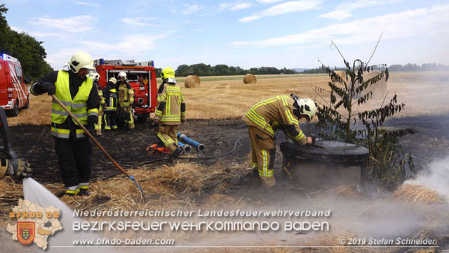 20190705 Abgeerntetes Feld sowie mehrere Rund-Stroballen bei Weigelsdorf abgebrannt  Foto:  Stefan Schneider BFK Baden