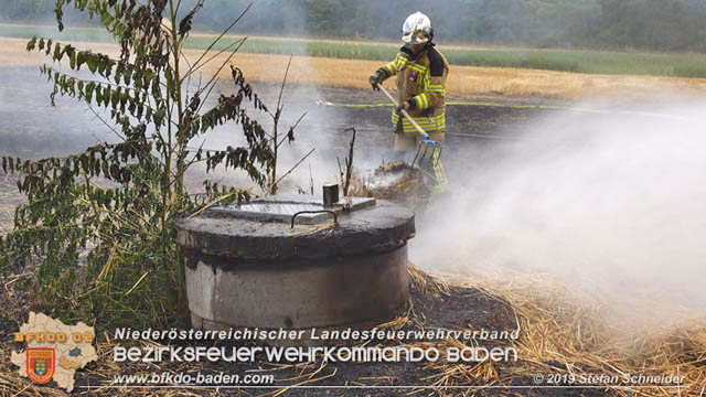 20190705 Abgeerntetes Feld sowie mehrere Rund-Stroballen bei Weigelsdorf abgebrannt  Foto:  Stefan Schneider BFK Baden