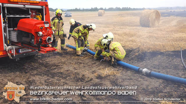 20190705 Abgeerntetes Feld sowie mehrere Rund-Stroballen bei Weigelsdorf abgebrannt  Foto:  Stefan Schneider BFK Baden