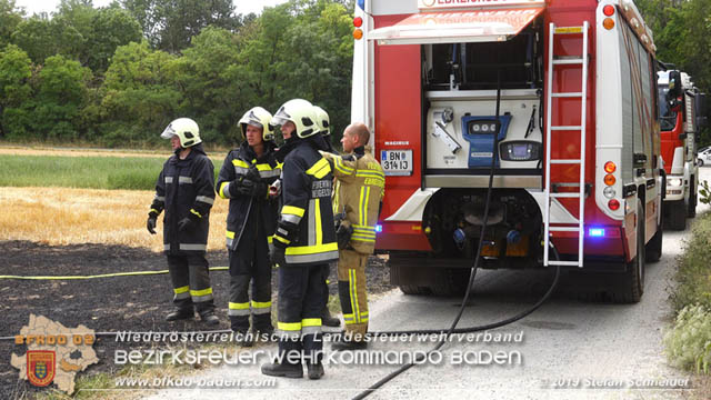 20190705 Abgeerntetes Feld sowie mehrere Rund-Stroballen bei Weigelsdorf abgebrannt  Foto:  Stefan Schneider BFK Baden