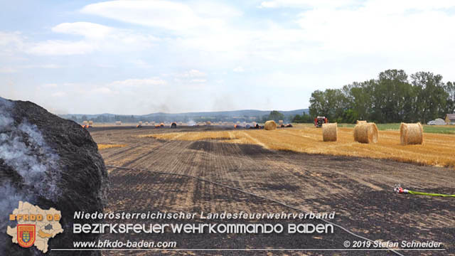 20190705 Abgeerntetes Feld sowie mehrere Rund-Stroballen bei Weigelsdorf abgebrannt  Foto:  Stefan Schneider BFK Baden