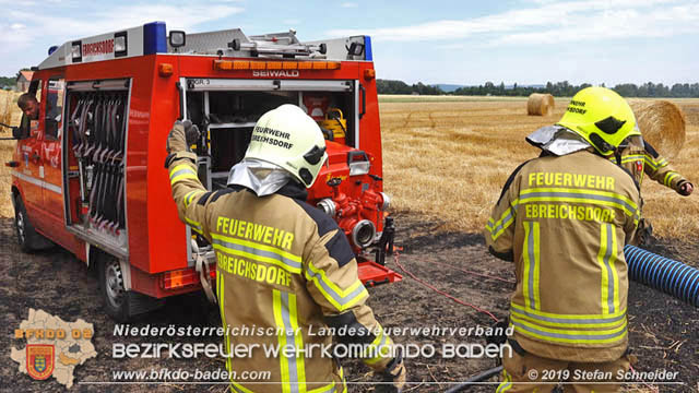 20190705 Abgeerntetes Feld sowie mehrere Rund-Stroballen bei Weigelsdorf abgebrannt  Foto:  Stefan Schneider BFK Baden