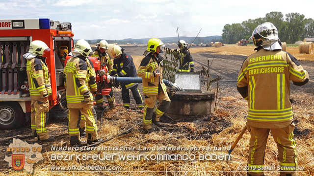 20190705 Abgeerntetes Feld sowie mehrere Rund-Stroballen bei Weigelsdorf abgebrannt  Foto:  Stefan Schneider BFK Baden