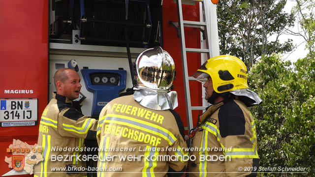 20190705 Abgeerntetes Feld sowie mehrere Rund-Stroballen bei Weigelsdorf abgebrannt  Foto:  Stefan Schneider BFK Baden