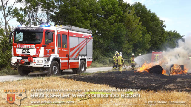 20190705 Abgeerntetes Feld sowie mehrere Rund-Stroballen bei Weigelsdorf abgebrannt  Foto:  Stefan Schneider BFK Baden