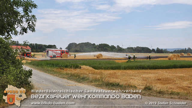 20190705 Abgeerntetes Feld sowie mehrere Rund-Stroballen bei Weigelsdorf abgebrannt  Foto:  Stefan Schneider BFK Baden