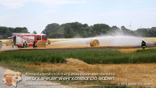 20190705 Abgeerntetes Feld sowie mehrere Rund-Stroballen bei Weigelsdorf abgebrannt  Foto:  Stefan Schneider BFK Baden