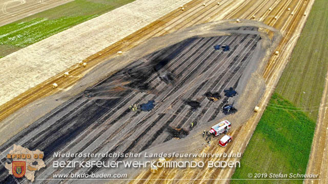 20190705 Abgeerntetes Feld sowie mehrere Rund-Stroballen bei Weigelsdorf abgebrannt  Foto:  Stefan Schneider BFK Baden