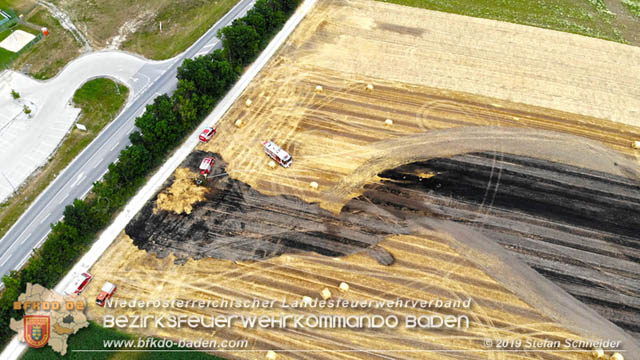 20190705 Abgeerntetes Feld sowie mehrere Rund-Stroballen bei Weigelsdorf abgebrannt  Foto:  Stefan Schneider BFK Baden