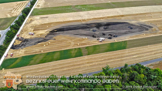 20190705 Abgeerntetes Feld sowie mehrere Rund-Stroballen bei Weigelsdorf abgebrannt Foto: © Stefan Schneider BFK Baden 20190705 Abgeerntetes Feld sowie mehrere Rund-Stroballen bei Weigelsdorf abgebrannt Foto: © Stefan Schneider BFK Baden