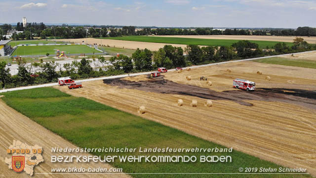 20190705 Abgeerntetes Feld sowie mehrere Rund-Stroballen bei Weigelsdorf abgebrannt  Foto:  Stefan Schneider BFK Baden