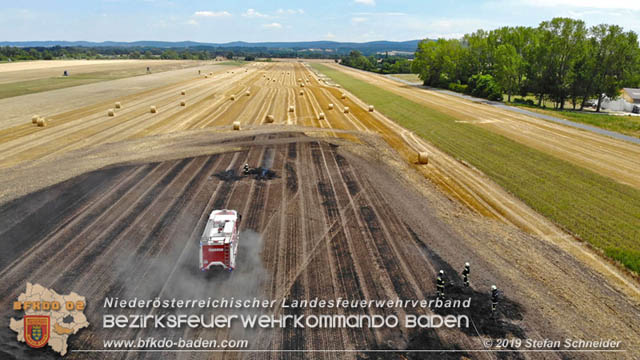 20190705 Abgeerntetes Feld sowie mehrere Rund-Stroballen bei Weigelsdorf abgebrannt  Foto:  Stefan Schneider BFK Baden