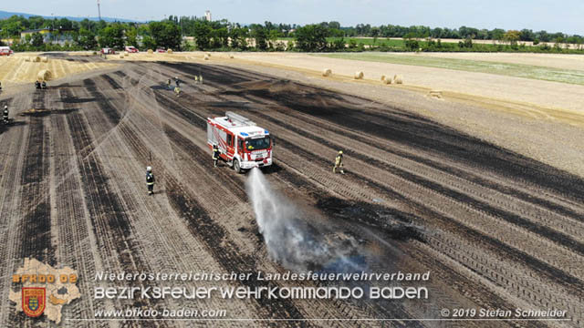 20190705 Abgeerntetes Feld sowie mehrere Rund-Stroballen bei Weigelsdorf abgebrannt  Foto:  Stefan Schneider BFK Baden