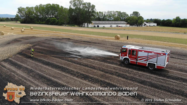 20190705 Abgeerntetes Feld sowie mehrere Rund-Stroballen bei Weigelsdorf abgebrannt  Foto:  Stefan Schneider BFK Baden