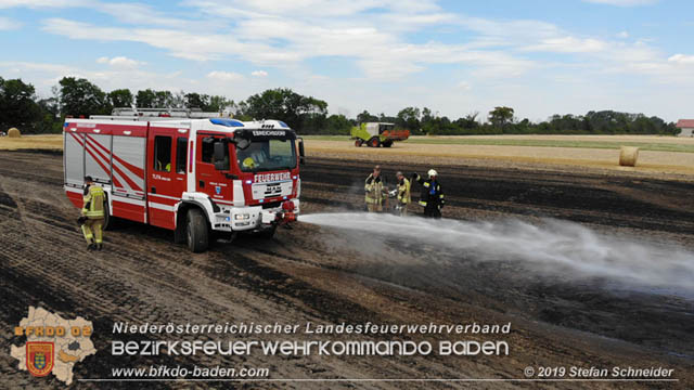 20190705 Abgeerntetes Feld sowie mehrere Rund-Stroballen bei Weigelsdorf abgebrannt  Foto:  Stefan Schneider BFK Baden