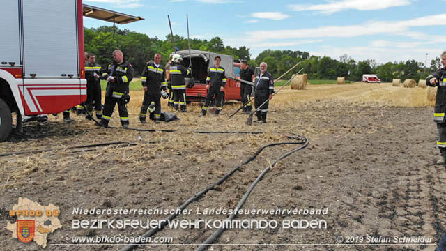 20190705 Abgeerntetes Feld sowie mehrere Rund-Stroballen bei Weigelsdorf abgebrannt  Foto:  Stefan Schneider BFK Baden