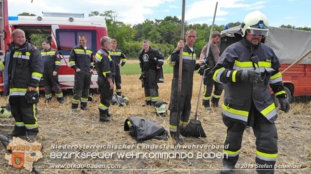 20190705 Abgeerntetes Feld sowie mehrere Rund-Stroballen bei Weigelsdorf abgebrannt  Foto:  Stefan Schneider BFK Baden