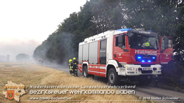 20190705 Feuerwehren aus dem Bezirk Baden unterstützen bei 35 Hektar Getreidefeld in Flammen Foto: © Stefan Schneider BFK Baden 20190705 Feuerwehren aus dem Bezirk Baden unterstützen bei 35 Hektar Getreidefeld in Flammen Foto: © Stefan Schneider BFK Baden