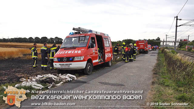 20190705 Feuerwehren aus dem Bezirk Baden unterstützen bei 35 Hektar Getreidefeld in Flammen Foto: © Stefan Schneider BFK Baden 20190705 Feuerwehren aus dem Bezirk Baden unterstützen bei 35 Hektar Getreidefeld in Flammen Foto: © Stefan Schneider BFK Baden
