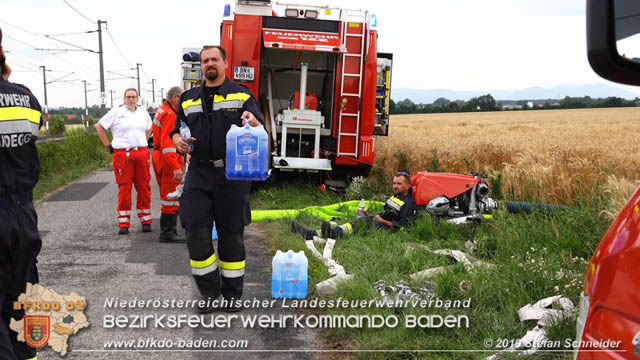20190705 Feuerwehren aus dem Bezirk Baden unterstützen bei 35 Hektar Getreidefeld in Flammen Foto: © Stefan Schneider BFK Baden 20190705 Feuerwehren aus dem Bezirk Baden unterstützen bei 35 Hektar Getreidefeld in Flammen Foto: © Stefan Schneider BFK Baden
