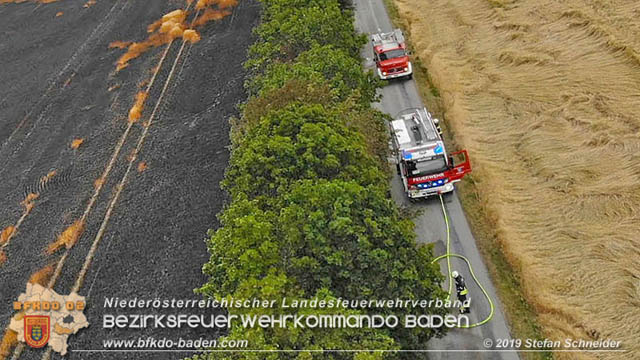 20190705 Feuerwehren aus dem Bezirk Baden unterstützen bei 35 Hektar Getreidefeld in Flammen Foto: © Stefan Schneider BFK Baden 20190705 Feuerwehren aus dem Bezirk Baden unterstützen bei 35 Hektar Getreidefeld in Flammen Foto: © Stefan Schneider BFK Baden