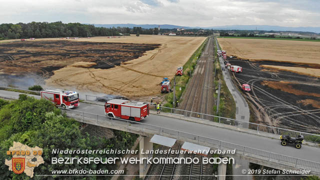 20190705 Feuerwehren aus dem Bezirk Baden unterstützen bei 35 Hektar Getreidefeld in Flammen Foto: © Stefan Schneider BFK Baden 20190705 Feuerwehren aus dem Bezirk Baden unterstützen bei 35 Hektar Getreidefeld in Flammen Foto: © Stefan Schneider BFK Baden