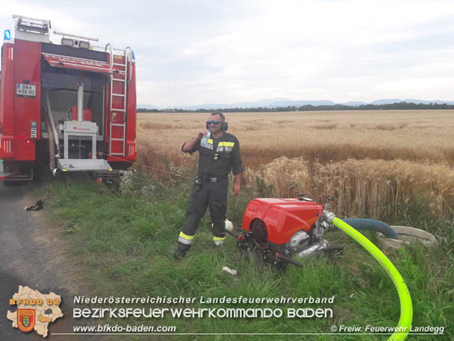 20190705 Feuerwehren aus dem Bezirk Baden untersttzen bei 35 Hektar Getreidefeld in Flammen  Foto:  Freiwillige Feuerwehr Landegg