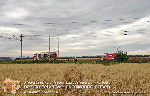 20190705 Feuerwehren aus dem Bezirk Baden unterstützen bei 35 Hektar Getreidefeld in Flammen Foto: © Freiwillige Feuerwehr Siegrersdorf 20190705 Feuerwehren aus dem Bezirk Baden unterstützen bei 35 Hektar Getreidefeld in Flammen Foto: © Freiwillige Feuerwehr Siegrersdorf