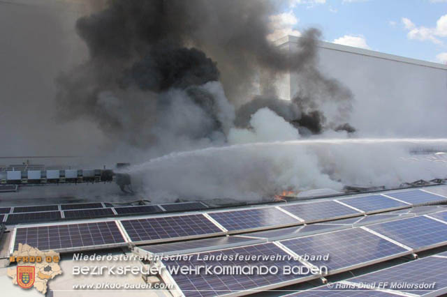 20190715 Brand mehrerer Photovoltaikpaneele am Dach einer Halle im Gewerbepark-Traiskirchen  Foto:  Hans Dietl FF Mllersdorf 